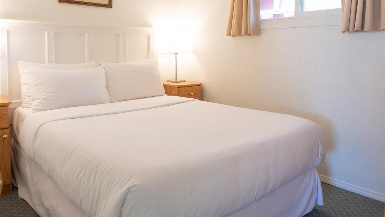 The Village Motel Naramata Eksteriør billede